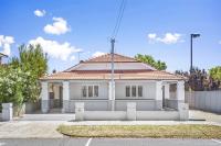 Chic Semi-Detached 2-Bed Home with Outdoor Dining - B&B