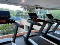 MODERN Trivium Apt 1BR with Wi-Fi, Pool and Gym by 2ndHome - Ferienwohnung Jatirarangan