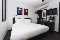 Zimmer mit Queensize-Bett und Poolblick