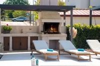 Strandnahes Apartment mit Jacuzzi, Meerblick, Pool, privatem Balkon, nur 100 Meter zum Strand - B&B Funtana