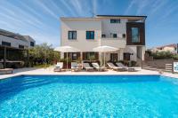 Mediterranes Apartment nur 100 Meter zum Strand mit Salzwasserpool und Jacuzzi - Chambres d'hôtes Funtana