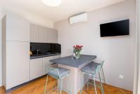 Frisch renoviertes Apartment wenige Gehminuten vom Strand mit privatem Balkon, Klima, Grill, WiFi - Chambres d'hôtes Poreč