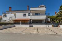 Reizendes Apartment nur 250 Meter zum Strand mit privater Terrasse, Grill, WiFi - B&B Parenzo