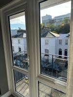 Best Location In London - Kings Road 3-Bed Home with Terrace, AC & Netflix - B&B London