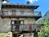 Cozy Three-Room Apartment with Mountain View & Parking - Ussin Chalet - Valtournenche - B&B