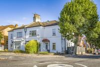 London Calling 3 bed 3 baths 5 mins from train into City - B&B