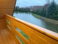 Domek drewniany nad stawem z sauną i jakuzzi - B&B