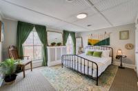 Treetop 1-BR Flat in Capitol Hill - Ideal Spot! - B&B