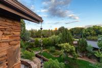 Beautiful Upscale Home with Views of Cathedral Rock, a Stream, Lush Fruit Trees - B&B