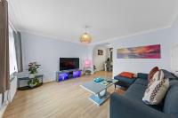 ComfortStay Homes - Modern 3BR Detached House with Ensuite, Stylish Lounge, Free Parking & WiFi Near Town - B&B Kent