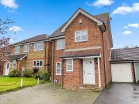 ComfortStay Homes - Modern 3BR Detached House with Ensuite, Stylish Lounge, Free Parking & WiFi Near Town - Chambres d'hôtes Kent