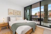 Bright and Modern 1BR Apt with Balcony and Car Park - B&B Melbourne