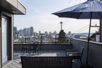 Modern Townhome with Space Needle View - B&B Seattle