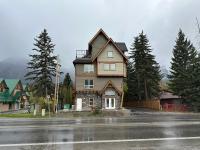 ML4- Private Rooftop Hot Tub Oasis- Entire townhouse with MTN View - Chambres d'hôtes Canmore