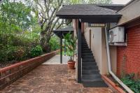 SaffronStays The Glass Grove - Romantic 1BR Glasshouse Retreat with Jacuzzi & Hill Views - Chambres d'hôtes Pānchgani