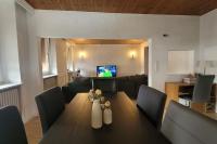 Snuggly Spacious Apartment Near Everything - Chambres d’hôtes