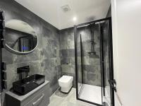 Luxury 2 Bed Apartment - Contractor Friendly - FREE Parking - WIFI & High Tech - 2 Bathrooms - - Chambres d'hôtes Peterborough