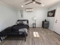 Bright & Comfortable Bungalow! - Bed and Breakfast East Tulsa