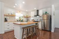 Village House - Hot Tub, Pool, walk to shops - Bed and Breakfast
