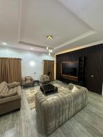 Ambassadors Villa Lugbe - B&B