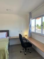 Zimmer mit Kingsize-Bett und Seeblick