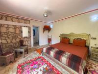 Habitación con cama extragrande y balcón