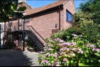 Courtyard Cottage with free onsite parking, garden, short flat walk to town - B&B