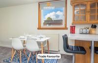 3 Bedrooms - Sleeps 4 - SuperKing Bed - King Bed - 2 Single Beds - Fully Equipped - Street Parking - Great Location - Contact us for your SHORT & LONG Term Stay Requirements CENTRAL SHORT LETS DUNDEE - B&B