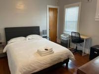 Comfy First Floor Bedroom near Cleveland Clinic Fairview - Bed and Breakfast Cleveland