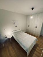 Frontie's calm lake home - B&B