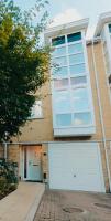 3 bed modern townhouse with self check in, sleeps 6, 35mins direct train to London Waterloo, zone 6 - Bed and Breakfast