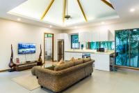 Ka villa private pool & maid by Lofty - Bed and Breakfast