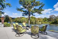 Lakefront Retreat with Sunroom, Patio and Fire Pit! - Chambres d’hôtes