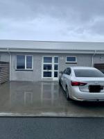 Cosy private home with a hot tub on a private deck, close to Airport - Chambres d'hôtes Njarðvík