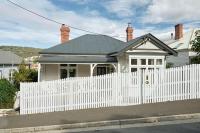 Sunny spacious three bedroom apartment with views - B&B Hobart