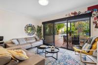 Spacious 3-Level Townhouse with Pool in Northbridge - Ferienwohnung Perth