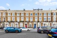 Newly Renovated Kensington 2 Bedroom Apartment with Balcony Near Harrods Sleeps 6, 2 Min walk from Station - B&B