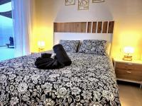 Samuel Luxury 2bedroom Apartment, Large patio, free wifi and private parking BY NAMASTE ELITE - Chambres d'hôtes Torremolinos