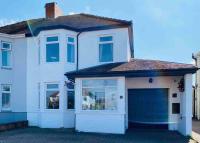 Entire house, great location, near transport links - B&B