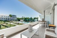 Bel Air Estepona - Modern 2BR Apartment With Terrace, Pool and Close To The Beach - Chambres d'hôtes Estepona