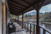 Sequoia Riverfront Guest House Right On The Water - B&B