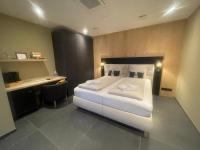 Habitación con cama extragrande.