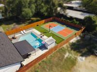 Pickleball Paradise Retreat - 4 Bedrooms, 2,5 Baths - Houston Downtown, Houston Heights - Pickleball and Basketball Court, Pool, miniGolf, Karaoke, Fire Pit, BBQ, Billiards, Ping Pong, Hockey, King Bed - Chambres d'hôtes Houston