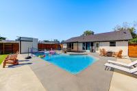 Pickleball Paradise Retreat - 4 Bedrooms, 2,5 Baths - Houston Downtown, Houston Heights - Pickleball and Basketball Court, Pool, miniGolf, Karaoke, Fire Pit, BBQ, Billiards, Ping Pong, Hockey, King Bed - Chambres d'hôtes Houston