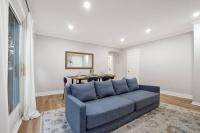 Modern Stay with King Bed, 5 Mins to Hospital - B&B