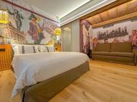 Zimmer mit Kingsize-Bett und Balkon