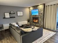 Ski In Ski Out, 2 King Beds ,Hot Tub, Sauna, 5 Min Walk to Base, Private Balcony with Views - B&B
