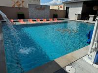 Hip Luxury Condo Getaway- Near Gruene - B&B New Braunfels