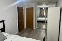 Modern 1 bed flat - Minutes from Newbury Park Station - B&B
