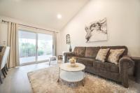 2 TVs - Vaulted Ceiling - Private Kitchen & Entrance - B&B Walnut